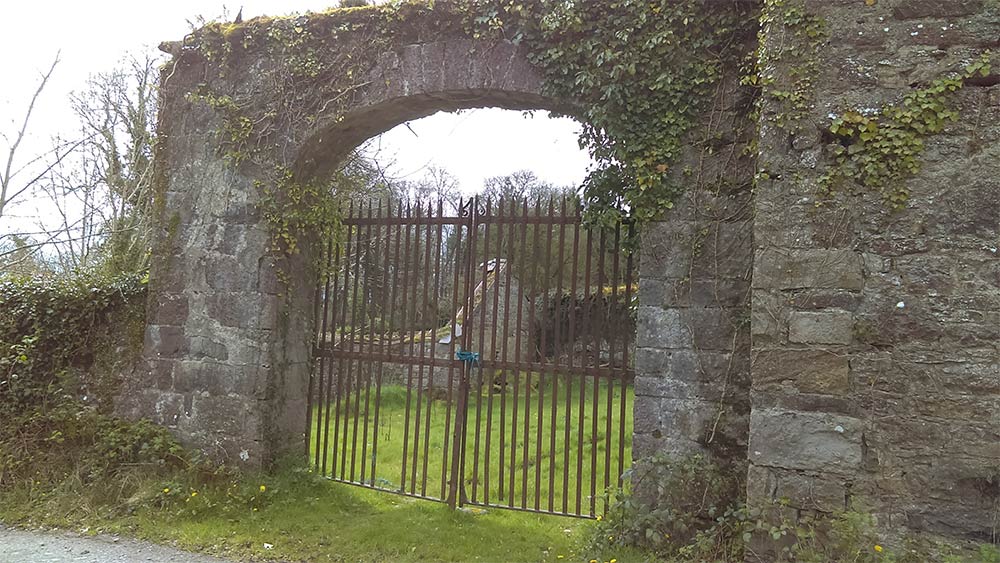 Marblehill house arch with gate