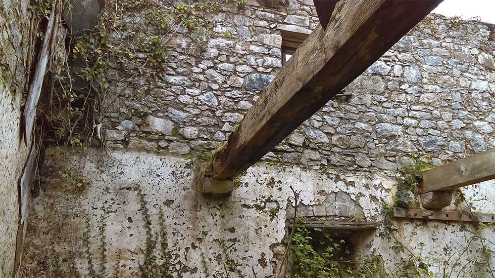 Marblehill house showing exposed floor beams